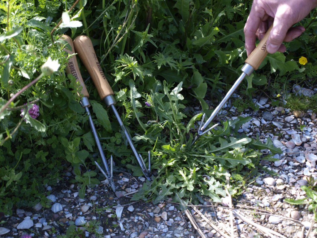 Handgesmede Sneeboer & Zn. wrotter voor precisiewerk in de tuin