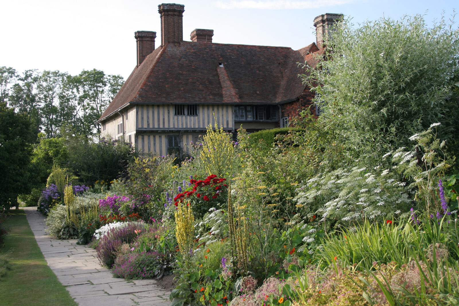 Weelderige zomerborder in de tuin van Great Dixter